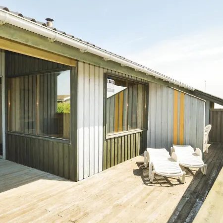 Three-bedroom Holiday In Løkken